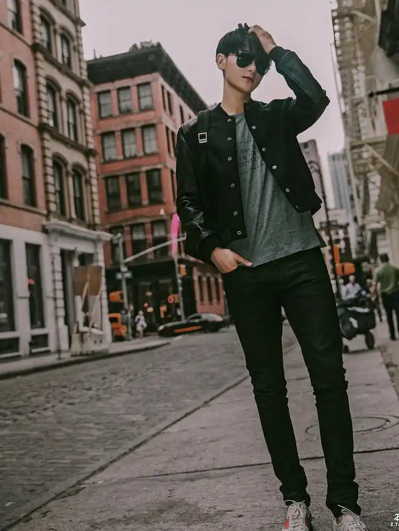 黄子韬和自己蜡像同穿红色格子衫,哪个是真黄子韬,你认得出吗?