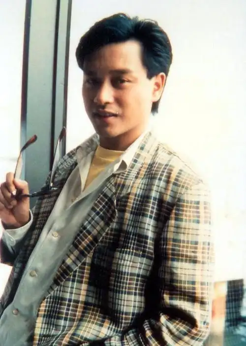 张国荣得白金唱片奖时的颁奖典礼低调格子西装外套笑容纯真