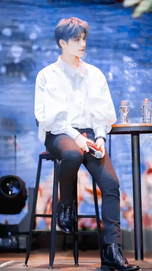 杨洋染蓝发上热搜高颜值不输男团爱豆像漫画里走出的少年