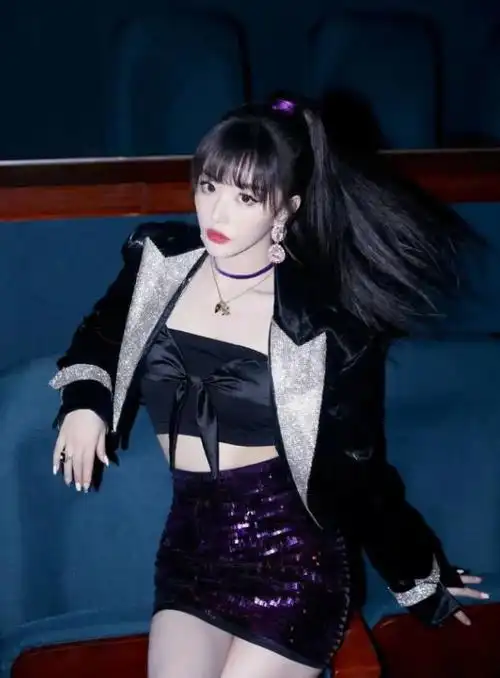 孔雪儿把丝巾当上衣穿看清上身效果后体重过百不要尝试