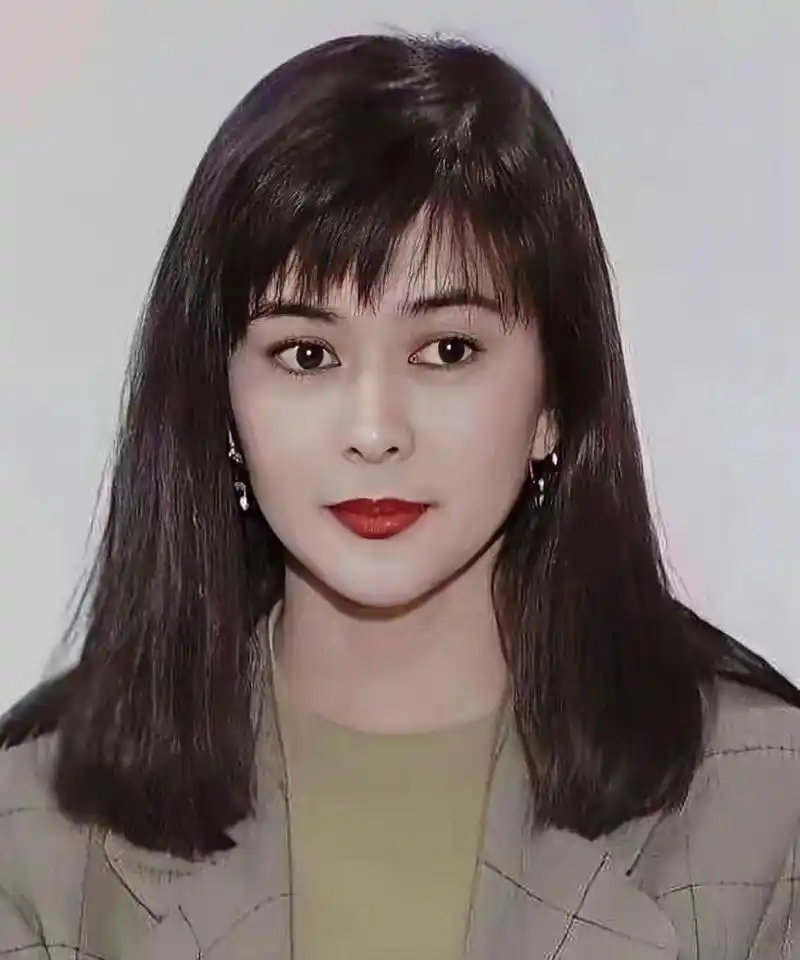 关之琳的脸应该算是标准美人吧,也是大家都羡慕的脸型.[嘘]