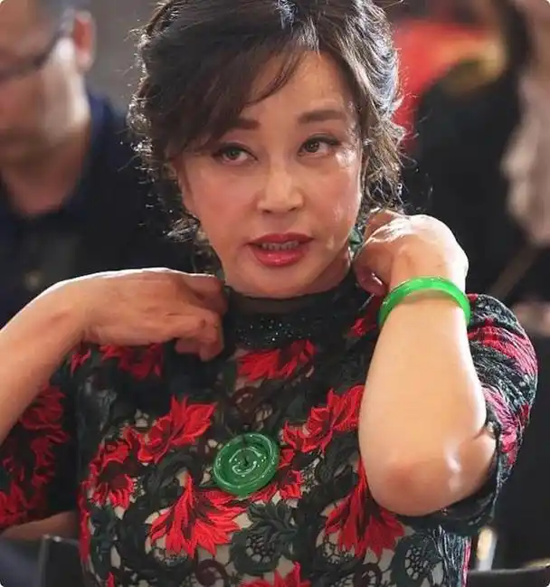 刘晓庆大变样!70岁演"老妖精"演技炸裂,却满头白发让人认不出