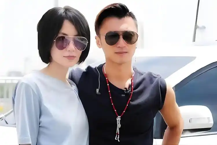 王菲和谢霆锋的爱情故事让人羡慕又给人勇气,他们跨越几十年光阴的