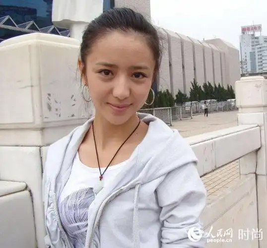 佟丽娅素颜,甜美依旧