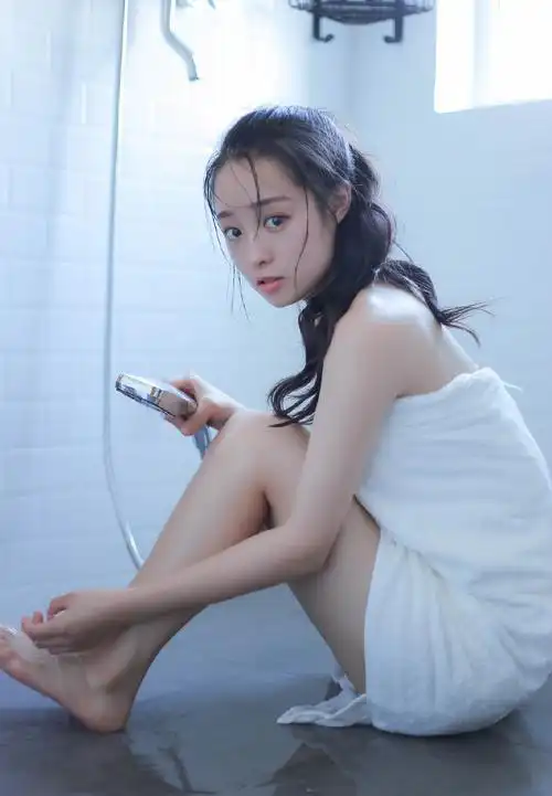 白皙美女浴室性感撩人写真图片
