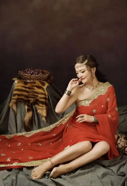 4wr">天凤格格(原名熊洁),7月7日出生于湖南省岳阳市,中国内地女歌手