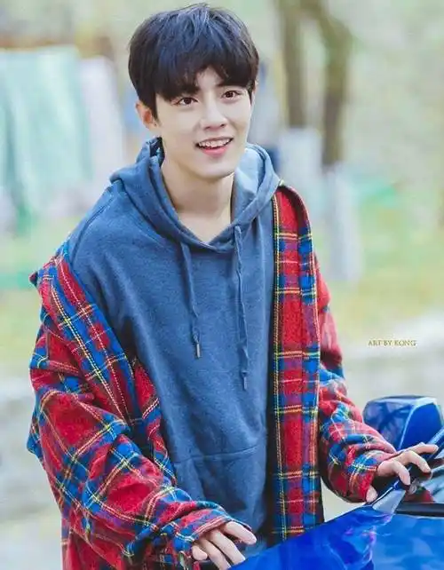 原创183cm肖战半永久格纹造型上线原来是个隐藏时髦精