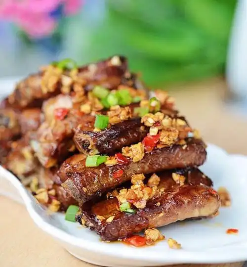 做法:1.排骨剁成七,八厘米长的段,用温水泡半个小时.