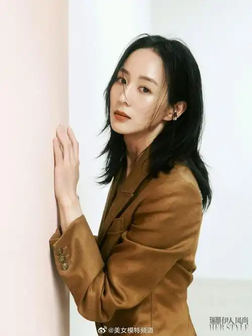 张钧甯春日氛围感大片释出着黑色深v长裙好优雅