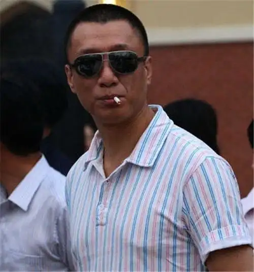 林更新林更新学会抽烟并不久,也是因为很多电视剧中他饰演的角色需要