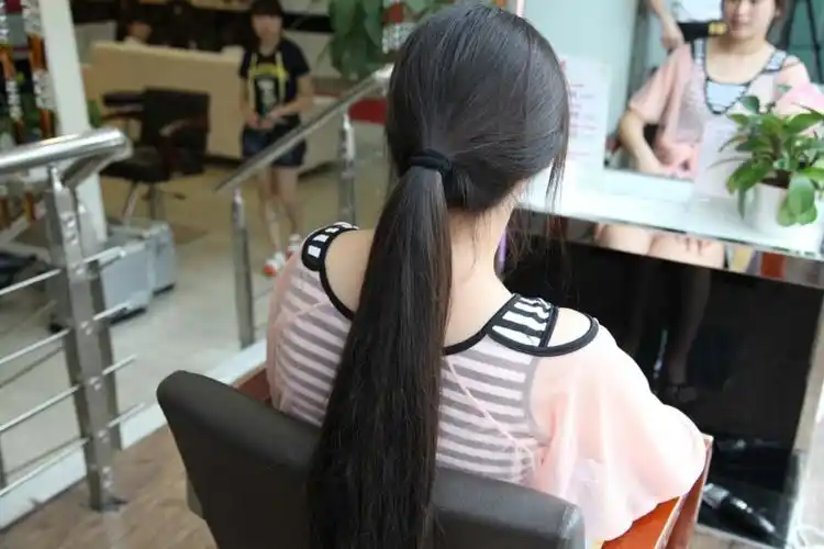 剪下南方女孩柔顺细丝长发 剪发_中国长发