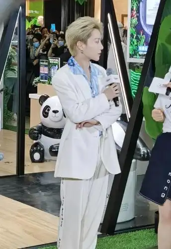 刘雨昕颜值太抗打,路人镜头怼脸拍状态颇佳,不愧是c位选手!