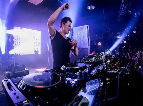 大型酒吧dj现场打碟图片