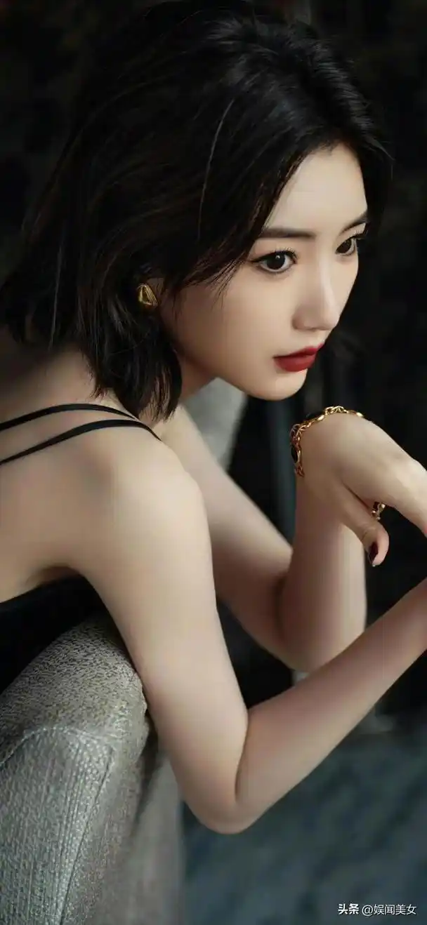 又美又飒毛晓彤,黑色吊带露背性感写真壁纸影集