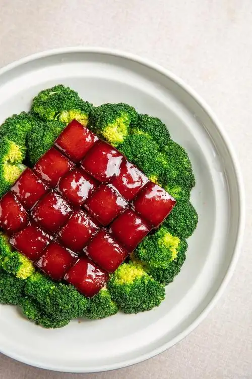 经过长时间的热炖,肉质变得异常软烂,而红烧酱汁更给这道家常菜增加了