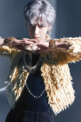 王一博银发撕漫感大片