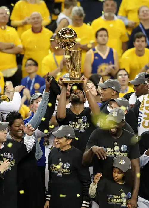 总比分4:1击败克利夫兰骑士队 勇士夺总冠军