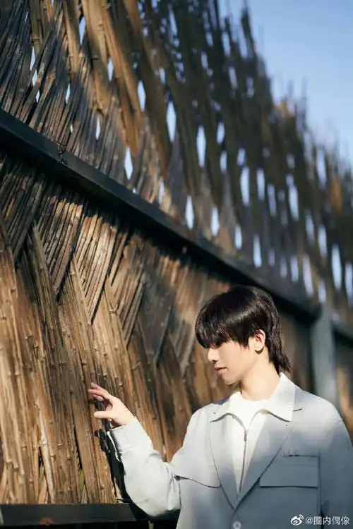 华晨宇圣诞暖阳写真