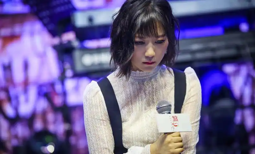 谢春花新专辑《点心》首唱会穿红色背带裙可爱养眼