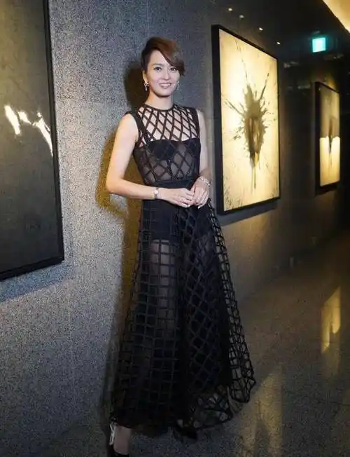 原创梁咏琪又轻松美出圈短发搭印花裙清新优雅美成了焦点