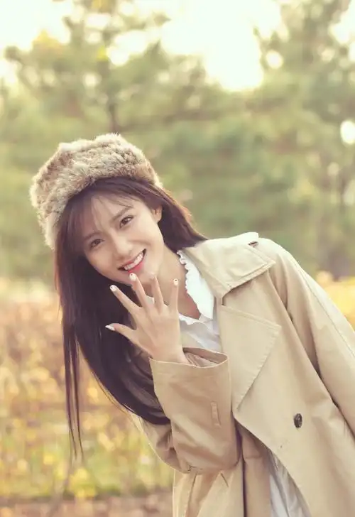 陈意涵甜美俏皮林间写真图片