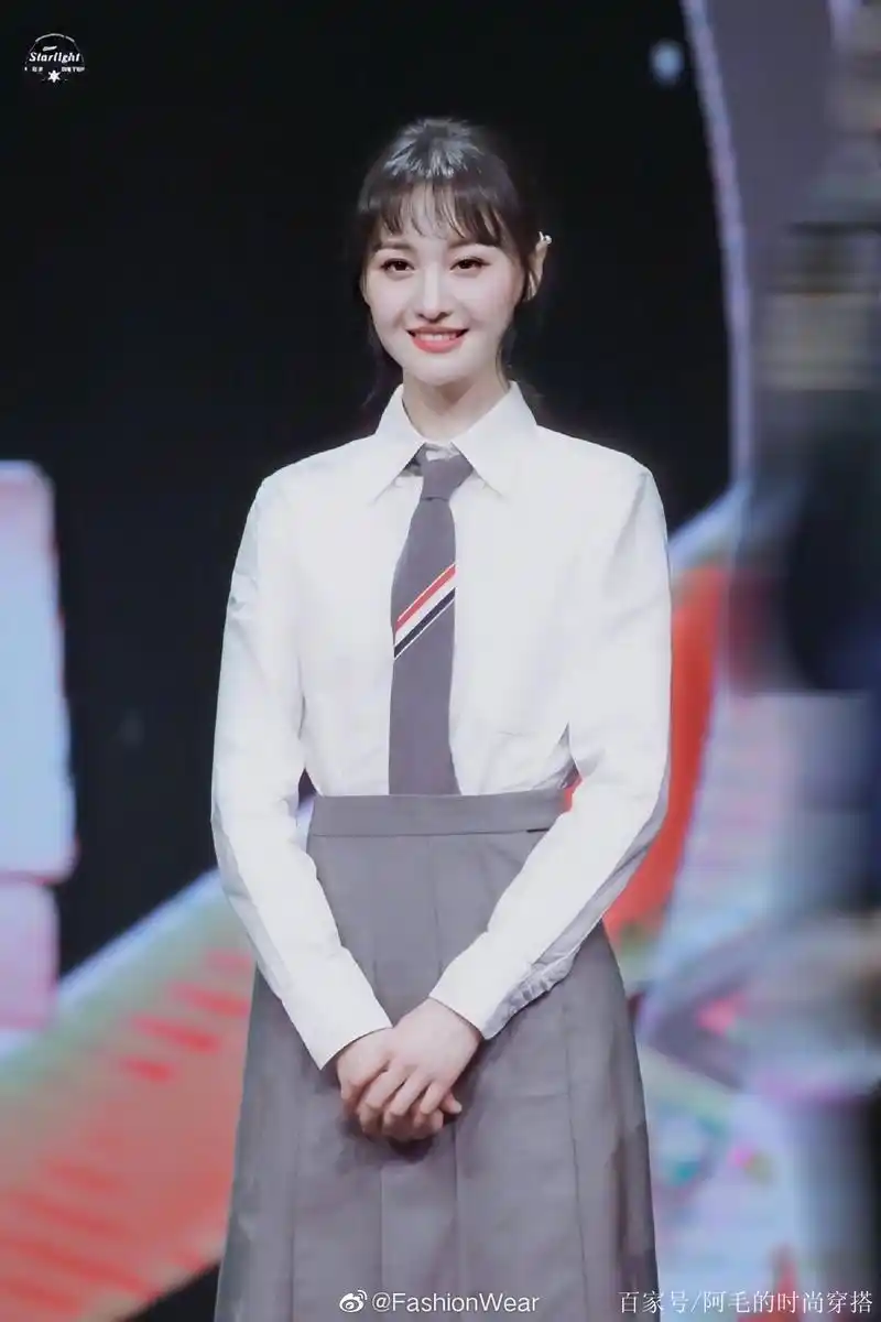 郑爽校服造型,白衬衫搭配校服,甜美的18岁的样子!春春又可爱