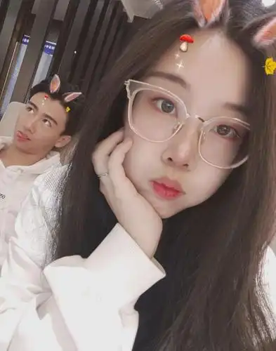 女朋友硬要和你自拍的样子,网友:为什么你们都有女朋友!