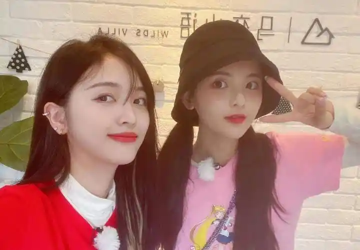 陈意涵更"过分",在节目中开玩笑说要"圈养"杨超越,结果真的送给对方一