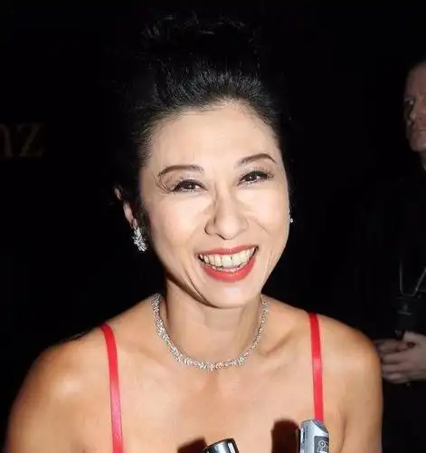 叶倩文老了也要美,穿吊带红裙参加活动,让人眼前一亮!