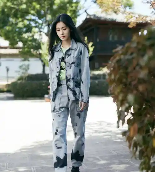 辣妈张碧晨瘦成竹竿穿扎染外套上身空荡紧身裤也松垮