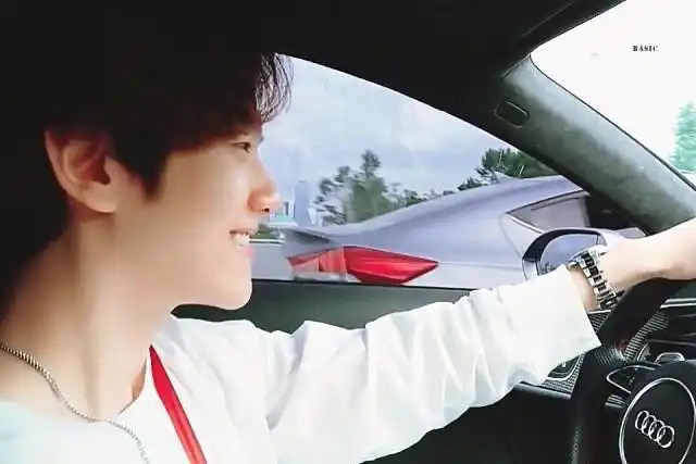 姜阮注视着正在开车的边伯贤, 这个男人连开车都散发着魅力