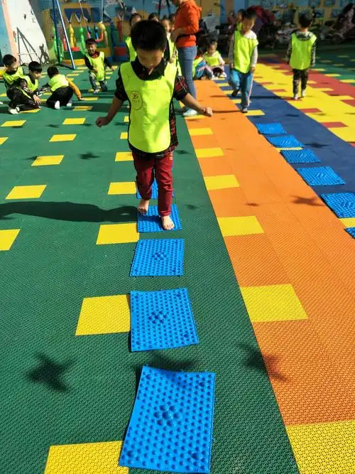 学二班体质能游戏(一)感知和触觉指压板游戏(二)胜利指压板