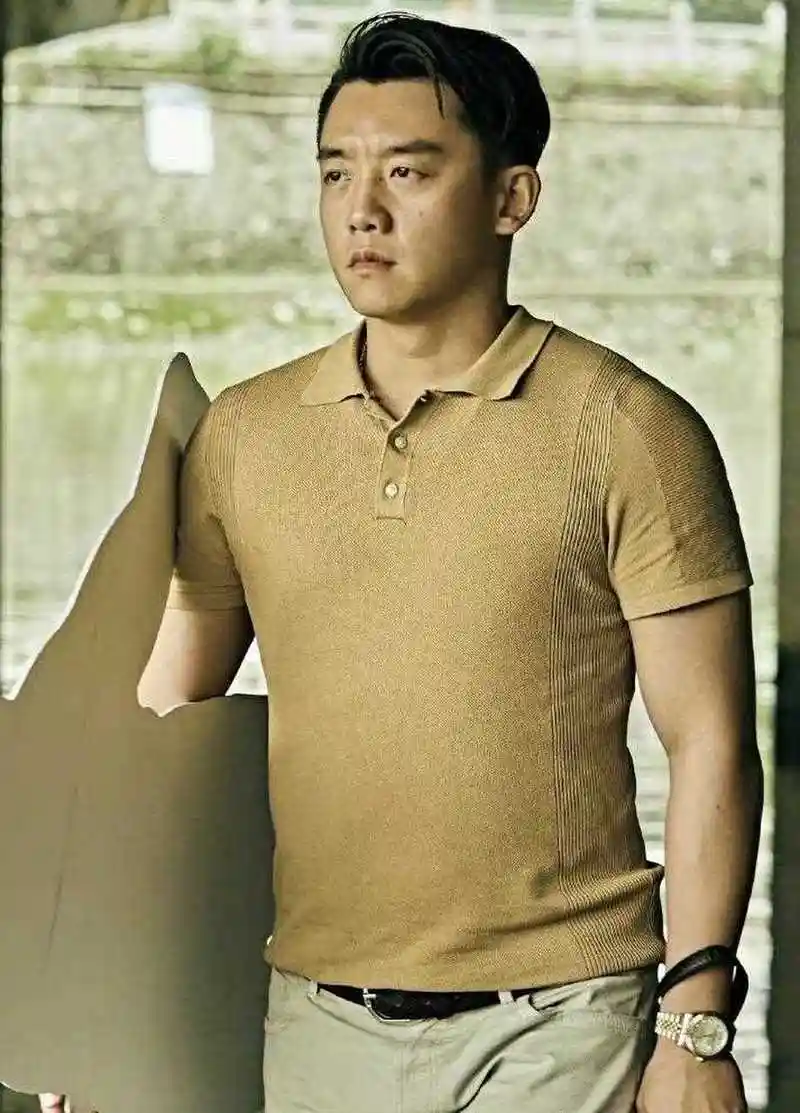 郑恺晒瘦身后帅气写真,之前为塑造角色增重40斤[偷笑] 16日,郑凯在