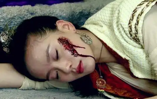 《倾世皇妃》中的林心如为了夺回母后留给自己的发钗,被骄横的杜莞