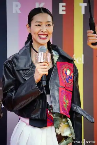 刘雯梳双马尾捧花束俏皮甜笑 穿刺绣皮衣配白裙英姿飒爽