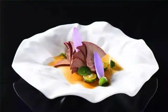 新郑汇团队秉承"口味为王,意境摆盘为辅"的菜品理念,在郑州赢得餐饮界