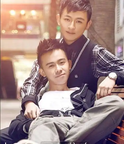 大家知道不,gay很好认 穿情侣衫基本就是一对基友