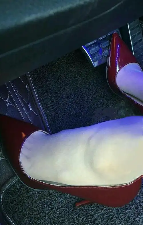 高跟鞋开车的影响大不大了,我两次穿高跟鞋开车出差感觉还好