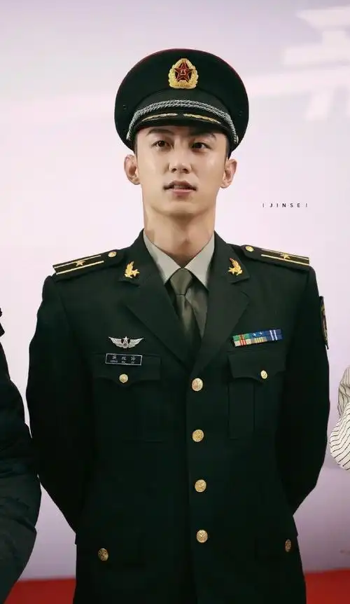 黄景瑜亲爱的戎装剧照