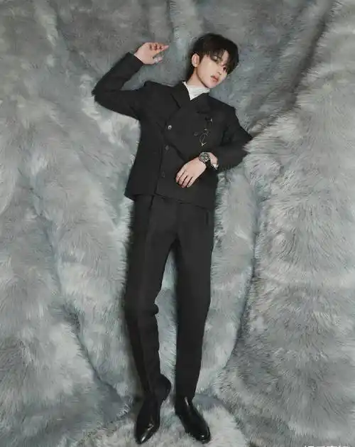 蔡徐坤出席elle风尚大典,双排扣西装搭白色丝巾,东方少年的俊逸_valli