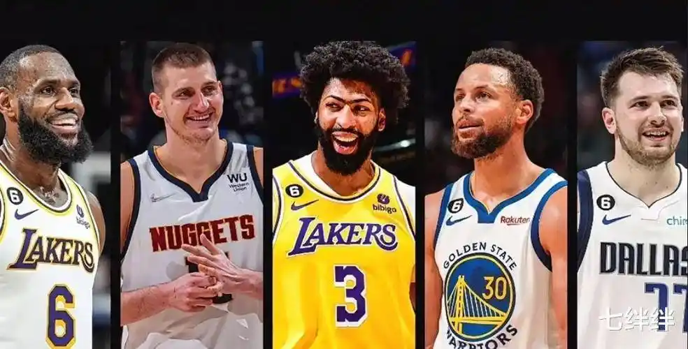 詹姆斯又一次控制了全世界的球迷,拿着球迷们的手机为自己投票,不放过