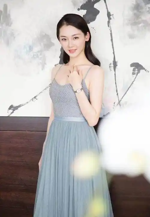 郑恺真捡到宝了老婆苗苗穿深v大秀身材绝美气质太高级