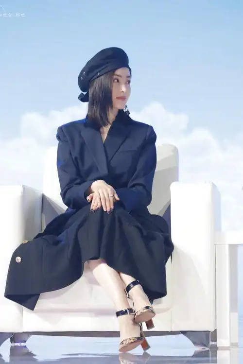 瞬间让整款造型有了一种文艺范儿,黑色的一字带的高跟凉鞋简约大气,与