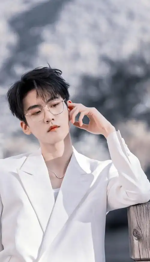 周柯宇白西装金丝眼镜随拍