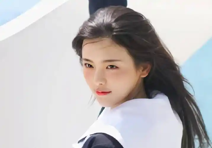 杨超越唯美海军风写真,身穿蓝色水手服,一张初恋脸模样清纯气质_美颜