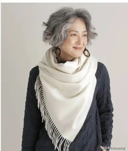 原创女人过了60岁白发很多烫发和直发哪种更好看这些发型了解一下