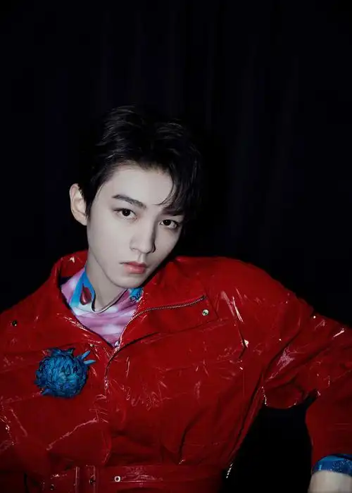 王俊凯红色皮衣帅气写真图片16