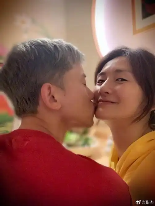 张杰为谢娜庆生 老公闭眼亲老婆