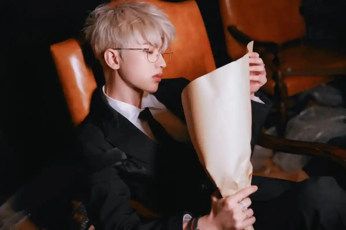 蔡徐坤壁纸:一颦一笑魂牵梦绕,你是最美好的光之所向