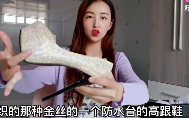 虎牙珂珂穿白色高跟鞋恨天高